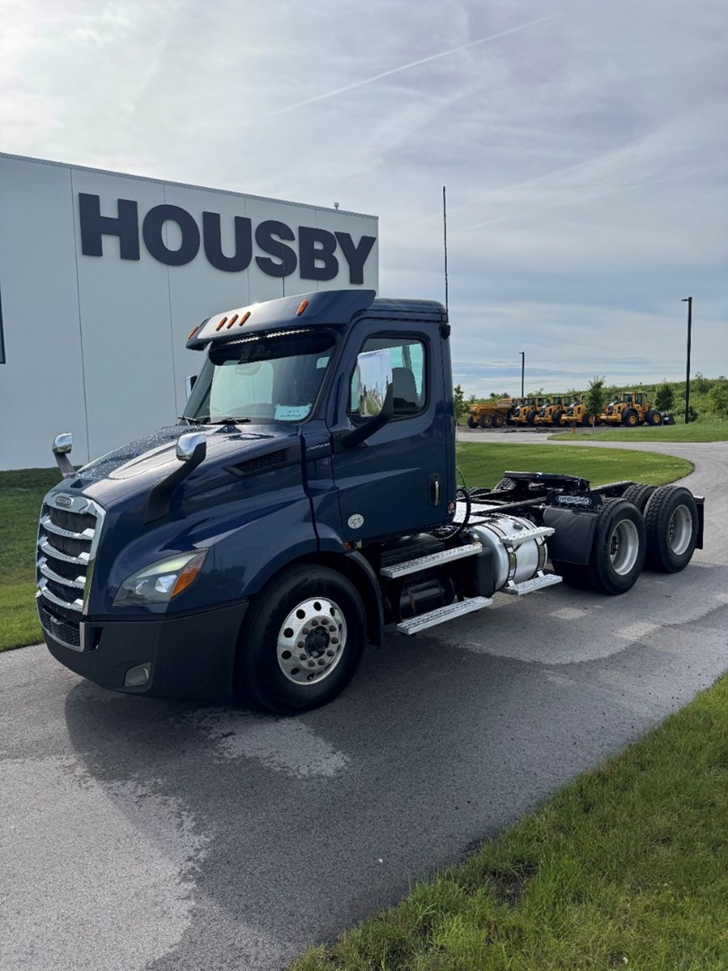 2019 FREIGHTLINER CASCADIA 113 - USED TRUCKS DAY CAB - image 1